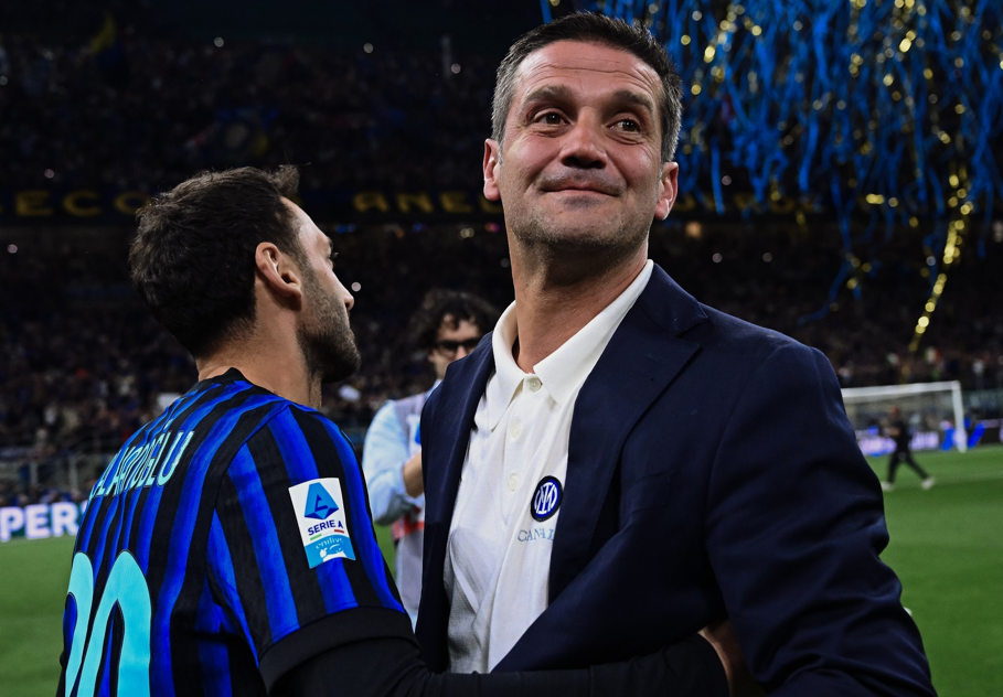 Imagine Stire Hakan Calhanoglu l-a dat de gol pe Cristi Chivu! Secretul titlului câștigat cu Inter a ieșit la iveală | 2review.ro