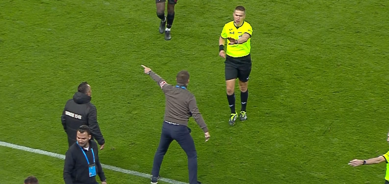 Neverosimil: ce le-ar fi spus arbitrul lui Kopic și Petre, înainte ca golul lui Nsimba să fie validat în Craiova - Dinamo