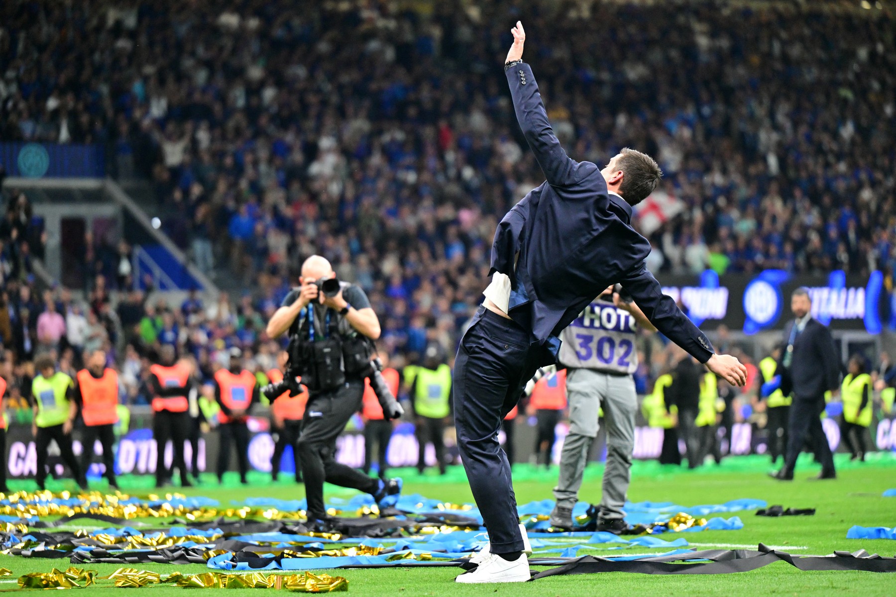 Ce moment: gestul făcut de Cristi Chivu când a auzit că 75.000 de oameni îi scandează numele