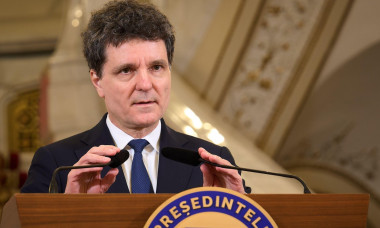 Bucharest, Romania. 22nd Apr, 2026: Nicusor Dan, President of Romania, makes press statements after consultations with the ruling parties following the Social Democratic Party (PSD) withdrawal of political support for Prime Minister Ilie Bolojan. Credit:
