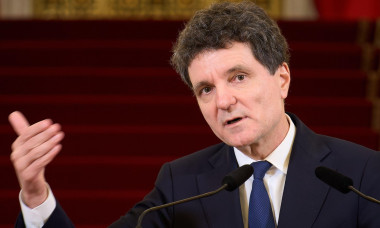 Bucharest, Romania. 22nd Apr, 2026: Nicusor Dan, President of Romania, makes press statements after consultations with the ruling parties following the Social Democratic Party (PSD) withdrawal of political support for Prime Minister Ilie Bolojan. Credit: