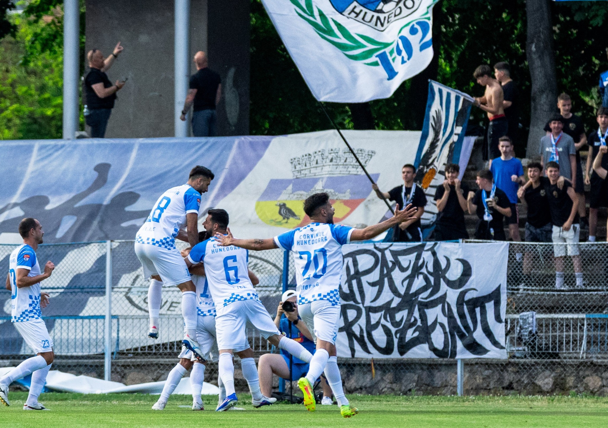 Corvinul - Voluntari 2-0. După 34 de ani, hunedorenii au promovat în SuperLiga!