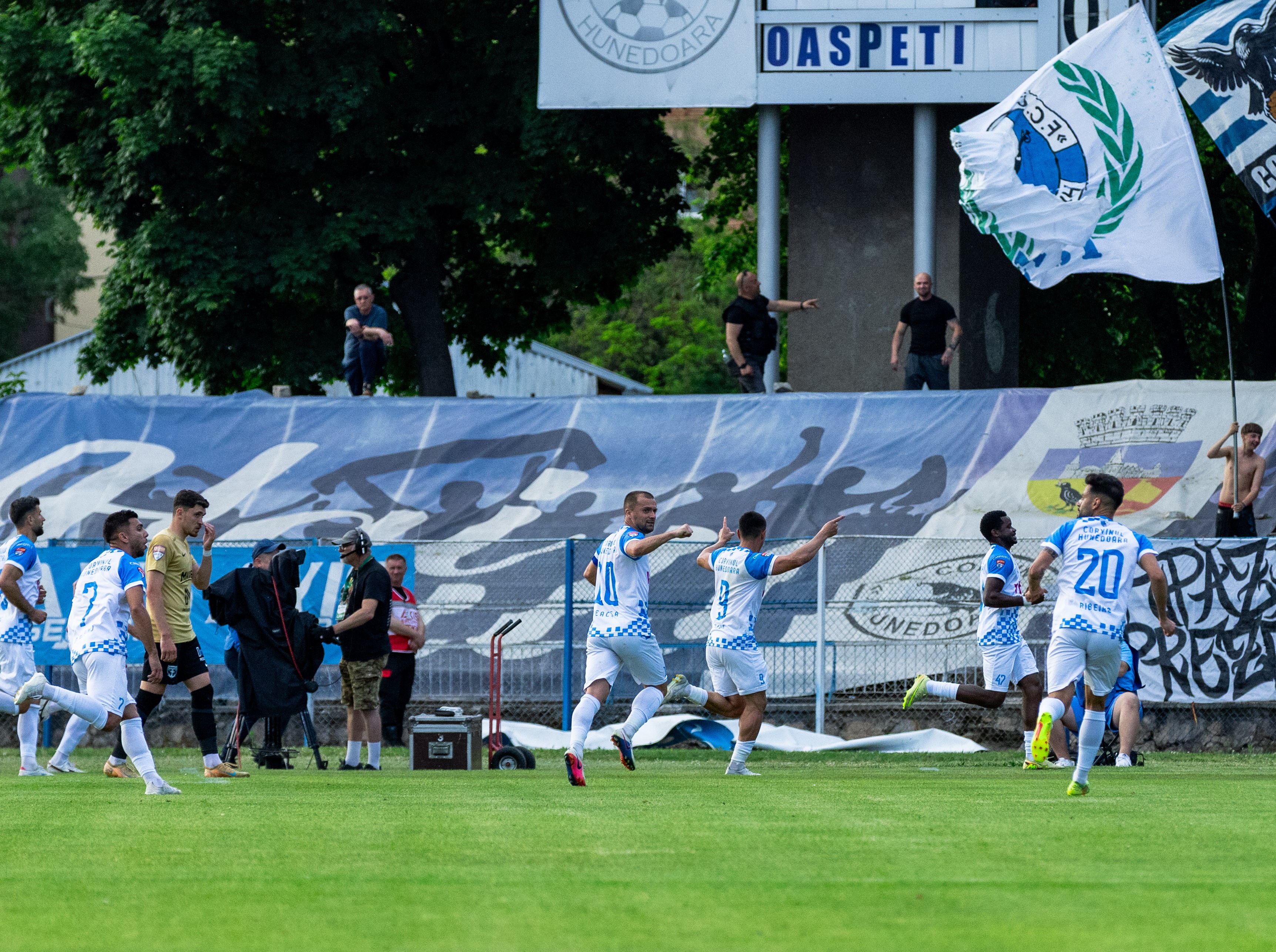 Imagine Stire După 34 de ani, Corvinul a revenit în Liga 1! Cum arăta prima divizie în 1992 | 2review.ro