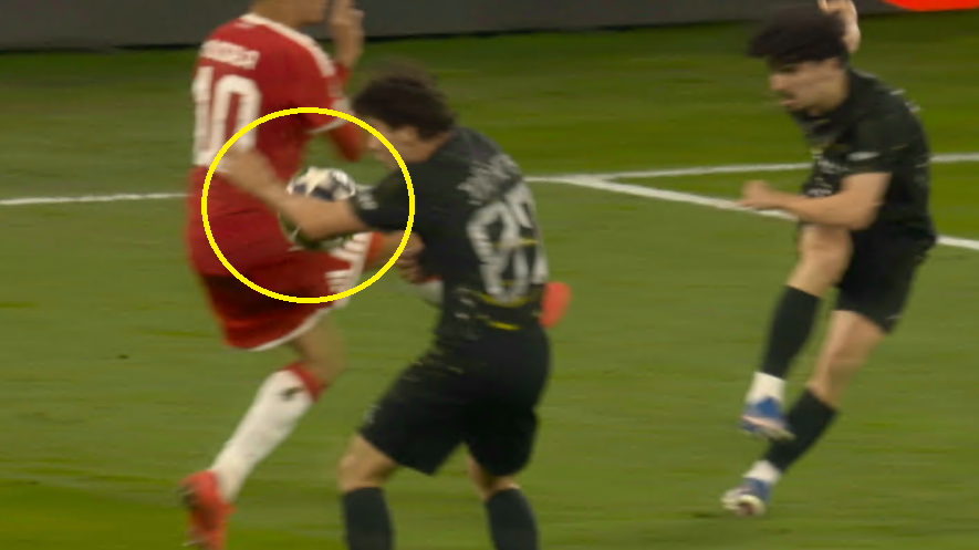 Imagine Stire ”Arbitrul și-a pierdut mințile!” Sau nu? Ce spune regulamentul în cazul fazei în care mingea l-a lovit CLAR în mână pe Neves | 2review.ro
