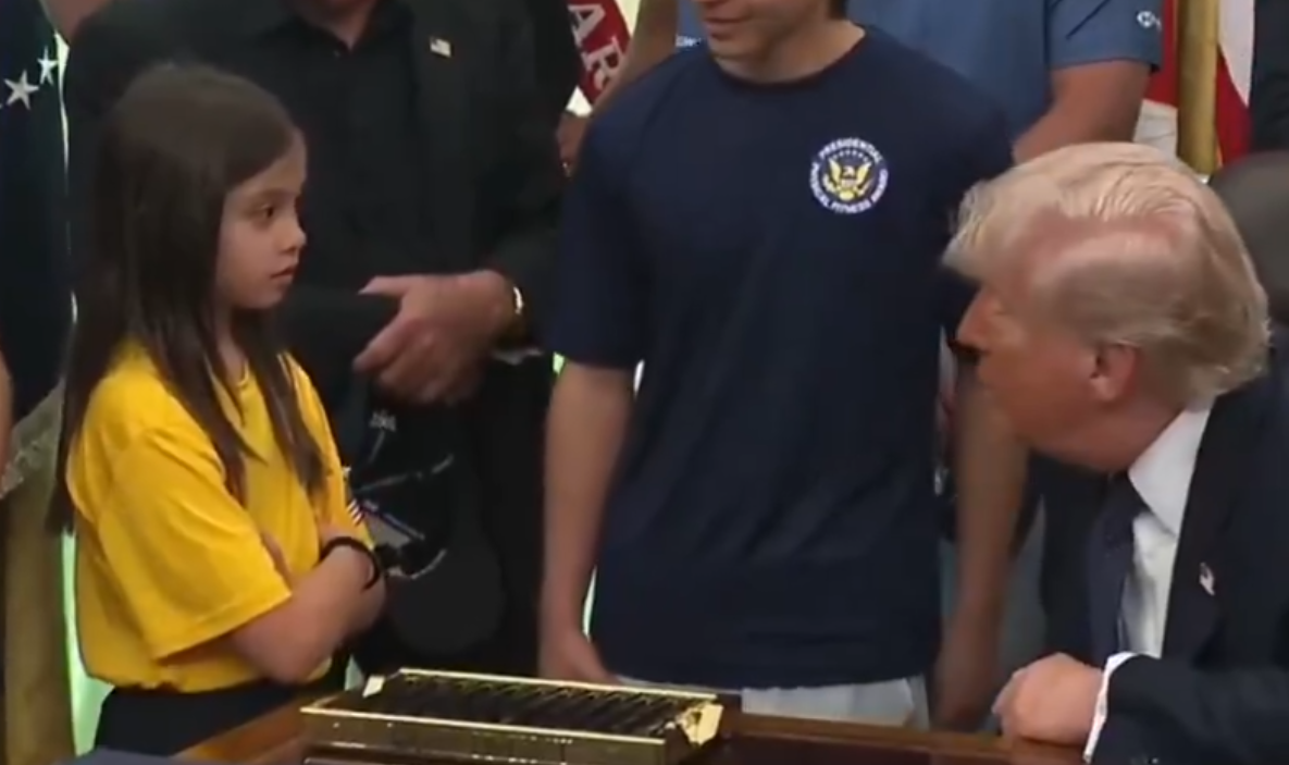 Imagine Stire ”Donald Trump a batjocorit o fetiță în Biroul Oval”. Imaginile au făcut înconjurul lumii | 2review.ro