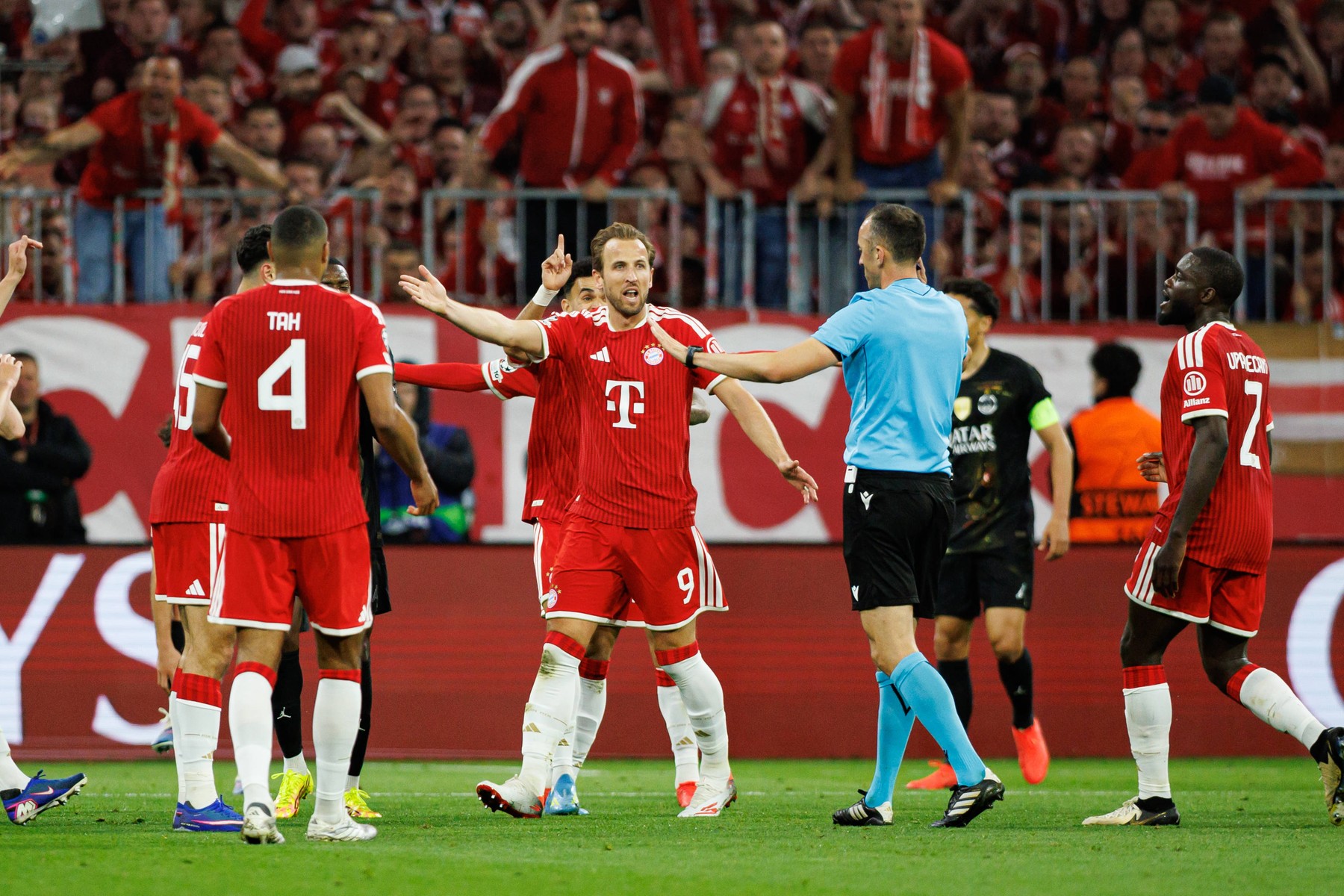 Imagine Stire Iureș la Munchen! Pe cine au dat vina nemții, după eliminarea lui Bayern din semifinalele Ligii Campionilor | 2review.ro