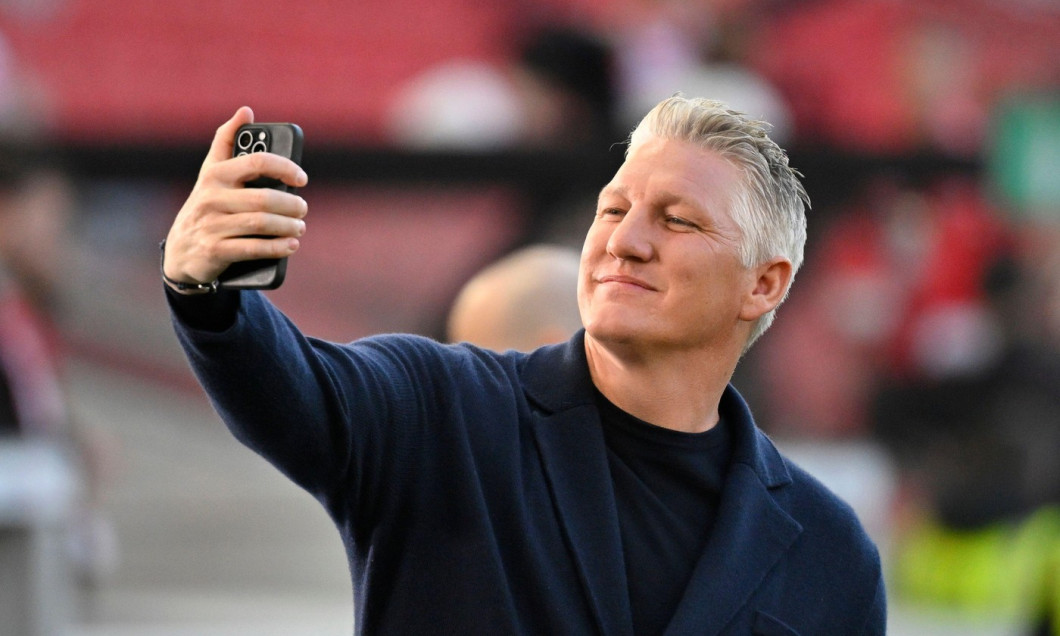 vor Spielbeginn: Teambuilding, Kreis der Mannschaft vor Spielbeginn Bastian Schweinsteiger macht Selfie mit Smartphone DFB-Pokal VfB Stuttgart vs SC Freiburg SCF 23.04.2026 Halbfinale DFL REGULATIONS PROHIBIT ANY USE OF PHOTOGRAPHS AS IMAGE SEQUENCES