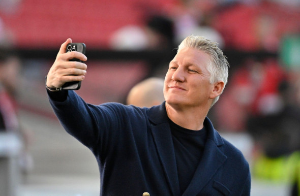 vor Spielbeginn: Teambuilding, Kreis der Mannschaft vor Spielbeginn Bastian Schweinsteiger macht Selfie mit Smartphone DFB-Pokal VfB Stuttgart vs SC Freiburg SCF 23.04.2026 Halbfinale DFL REGULATIONS PROHIBIT ANY USE OF PHOTOGRAPHS AS IMAGE SEQUENCES