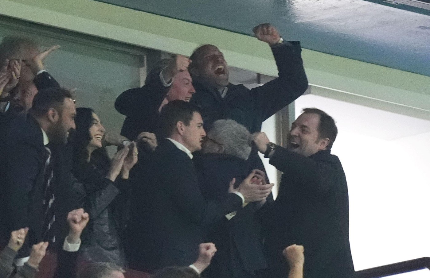 Imagine Stire Prințul William a explodat! Imagini rar întâlnite cu moștenitorul tronului britanic, pe Villa Park | 2review.ro