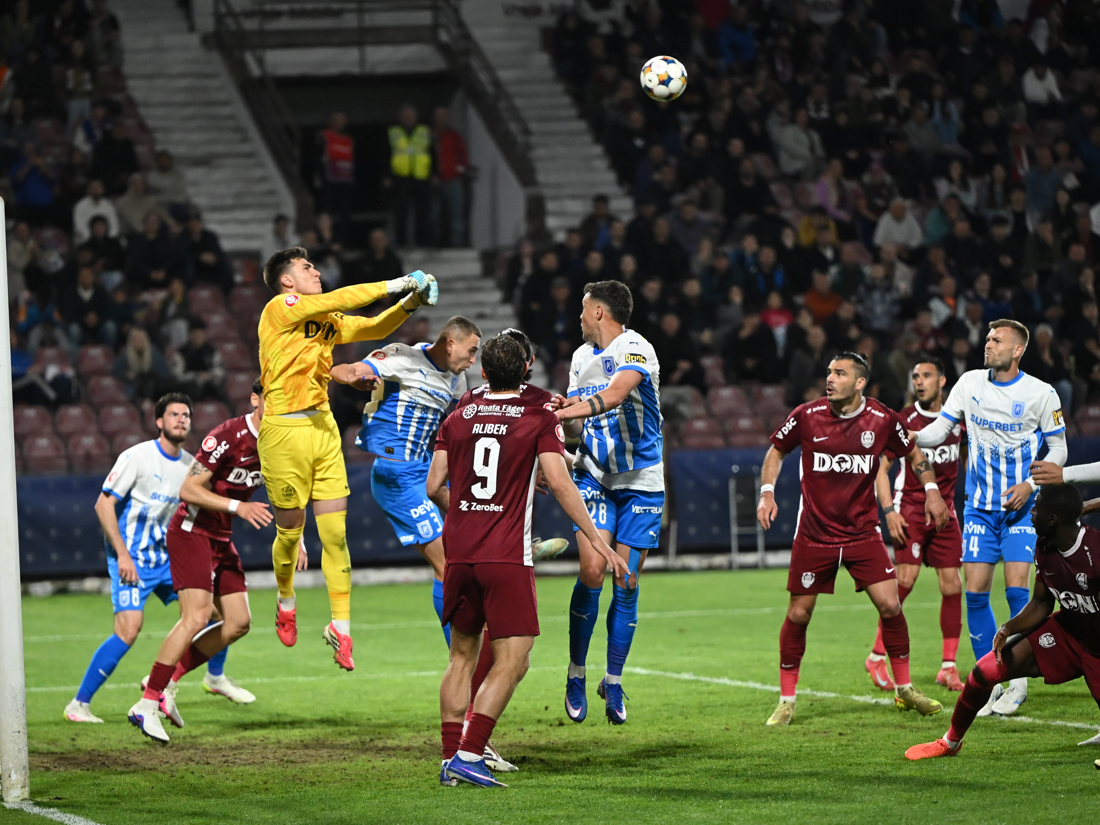 Toate notele după CFR Cluj - Universitatea Craiova 0-0.  Oltenii nu au avut niciun șut pe poartă