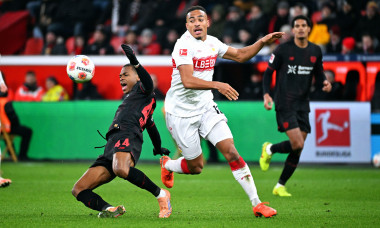 Fussball, Bundesliga, Deutschland, Herren, Saison 2025/2026, 16. Spieltag, BayArena Leverkusen: Bayer Leverkusen - VfB Stuttgart; Jeanuel Belocian (LEV), Jamie Leweling (STG). Aktion