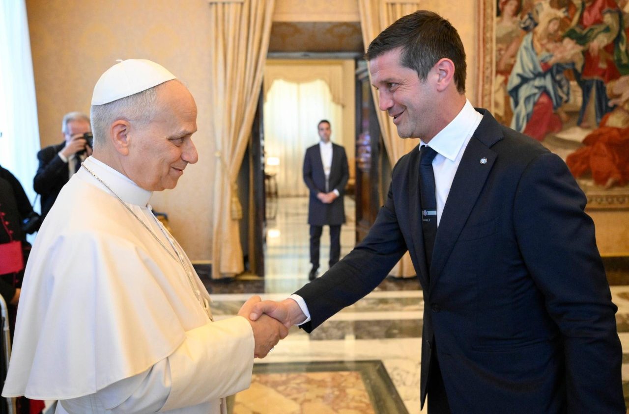 Imagine Stire Campion cu Inter, Cristi Chivu a fost primit la Vatican de Papa Leon al XIV-lea | 2review.ro