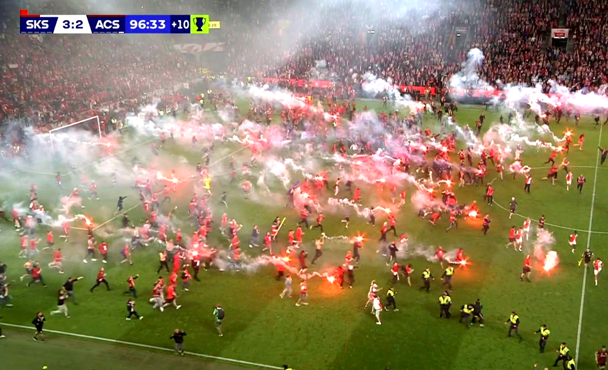 Imagine Stire Haos total în Cehia: derby-ul Slavia - Sparta, anulat în minutul 90+7! Jucător lovit cu sticla în cap | 2review.ro