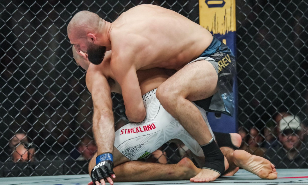 Newark, United State. 09th May, 2026. NEWARK, NJ - MAY 09: Khamzat Chimaev fights Sean Strickland in their UFC welterweight title bout during the UFC 328 eventat The Prudential Center on May 09, 2026 in Newark, NJ, USA. (Photo by Matt Davies/PxImages) Cre