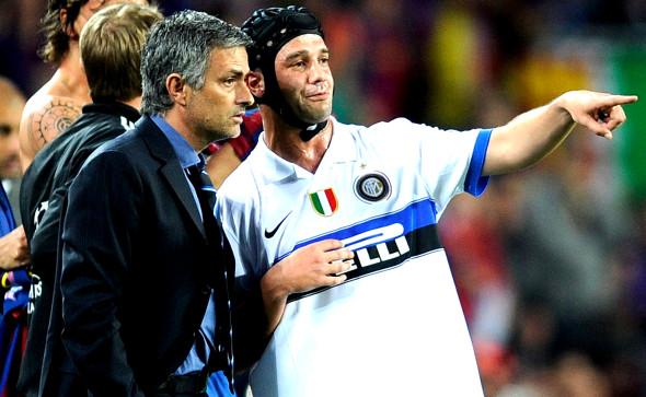 Poza pentru articolul A văzut cum l-a numit Mourinho pe Chivu și i-a bătut obrazul în direct la TV: "De ce?"