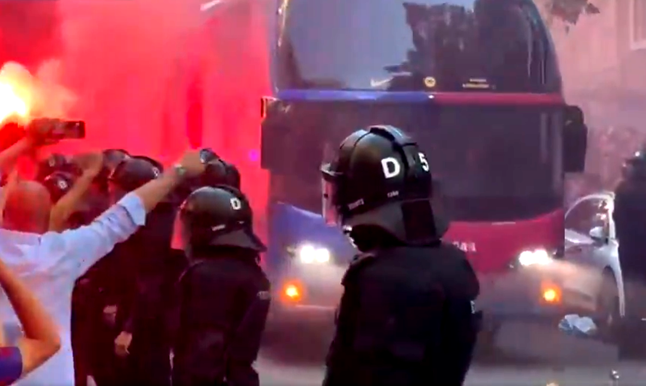 Haos total la "El Clasico"! Fanii Barcelonei au atacat cu pietre autocarul propriei echipe