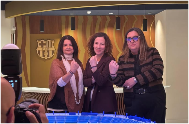 Imagine Stire Cine e femeia din România care a stat lângă Joan Laporta la Barcelona - Real Madrid! Mesaj pentru președintele catalan | 2review.ro