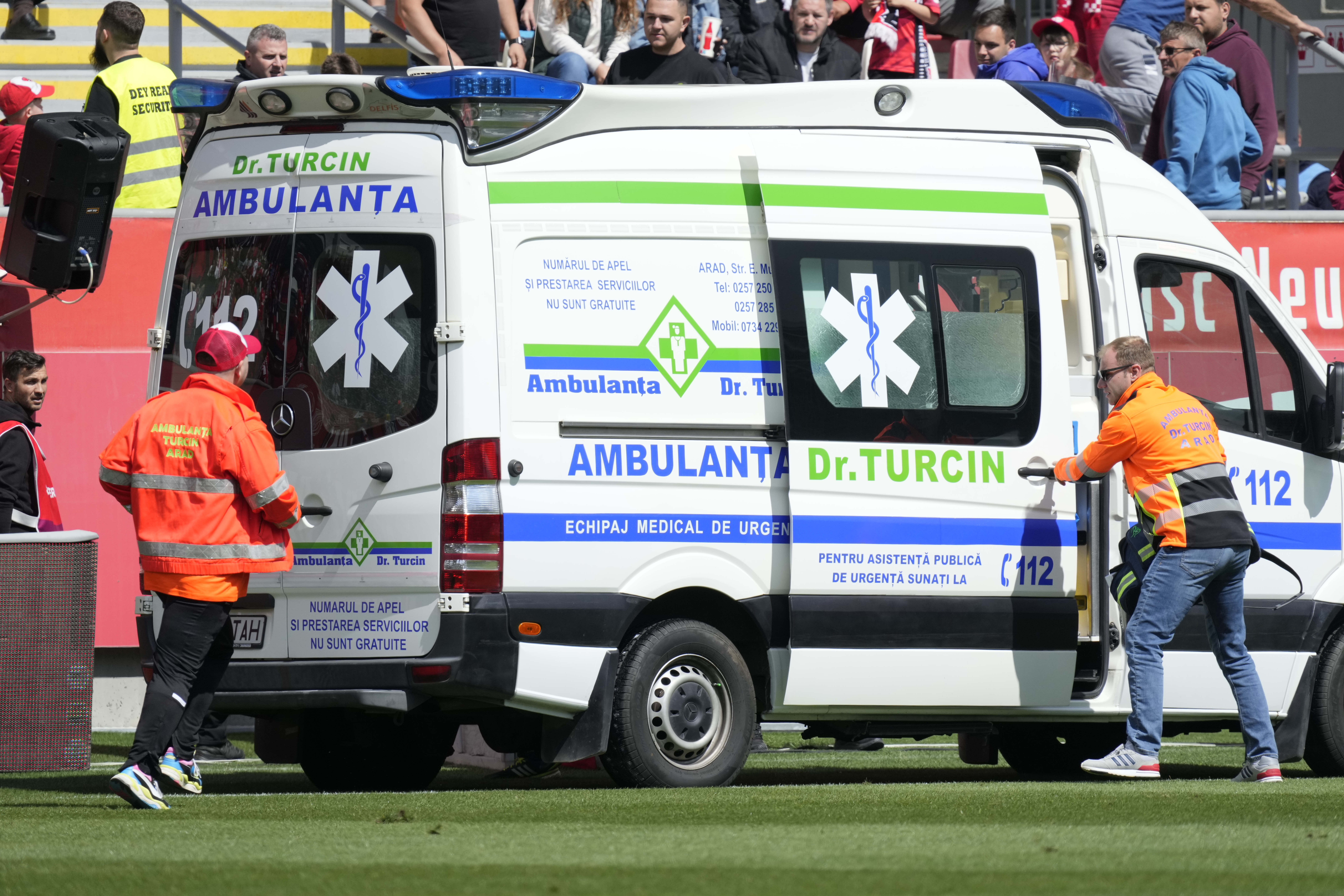 Direct la spital! Unui fotbalist din SuperLiga i-a venit rău, imediat după meci: "Lovit foarte puternic în zona feței"