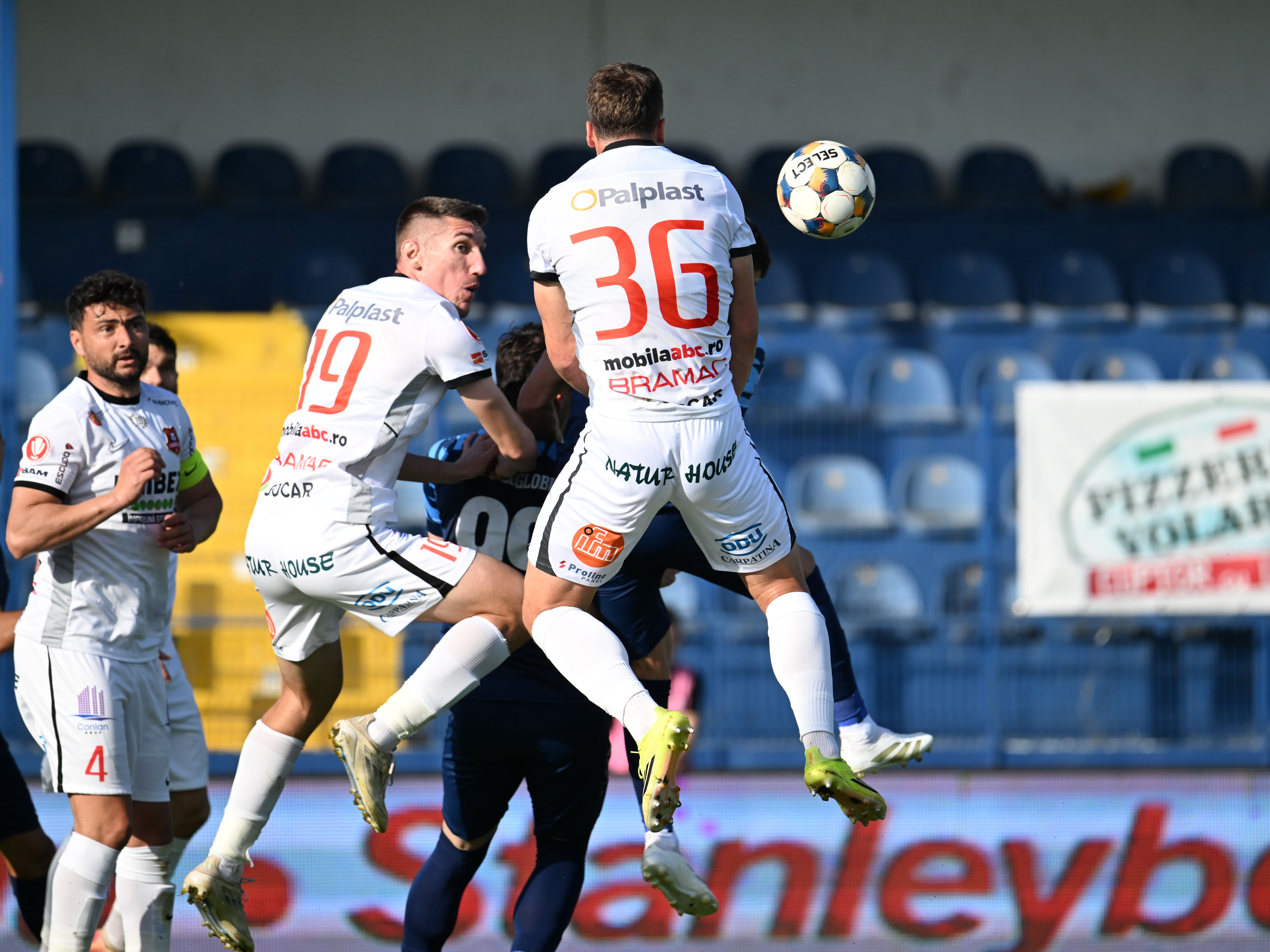 Imagine Stire Metaloglobus - Hermannstadt 2-2, ACUM, pe Digi Sport 1. GOOOL! Elevii lui Dorinel Munteanu au revenit din nou pe tabelă! | 2review.ro