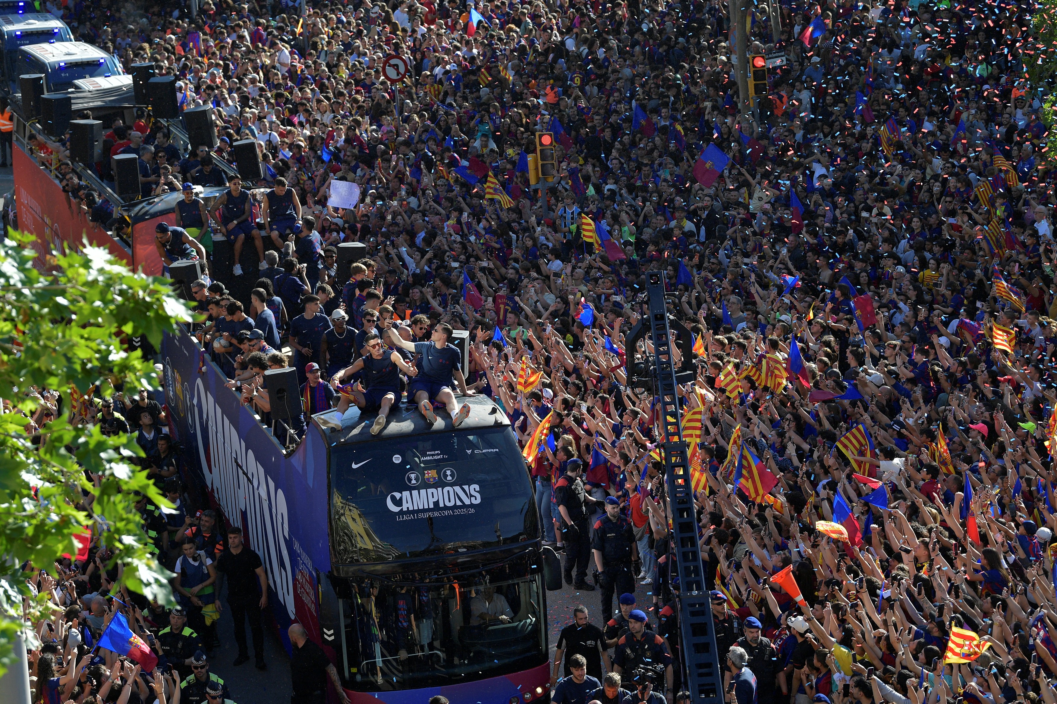 Imagine Stire Show în Barcelona după titlul La Liga câștigat în fața lui Real Madrid! Fanii au ieșit în stradă | 2review.ro