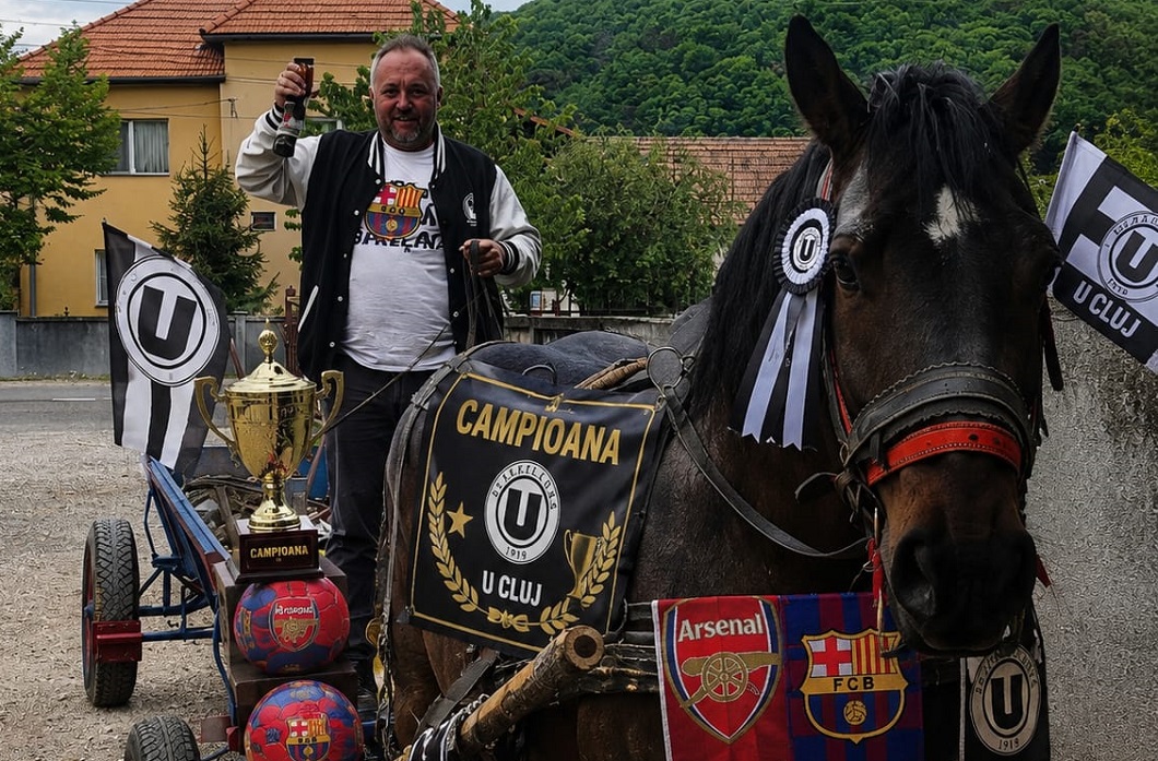 Imagine Stire A plecat cu căruța de la Cluj pentru finala Cupei României. ”Gloria și Zorba sunt pregătiți!” | 2review.ro