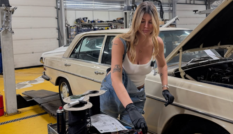 Imagine Stire S-a dat de gol: Laura Giurcanu s-a îmbrăcat cu bluza lui și s-a pozat în mașina sa. ”Dacă îmi spui, cumpăr inelul” | 2review.ro