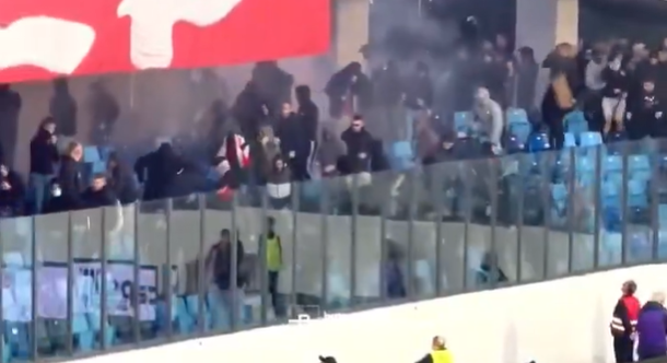 Imagine Stire Imaginea care a făcut înconjurul lumii: un copil a trebuit să fie aruncat peste gard! ”Oroarea fotbalului din Serbia” | 2review.ro