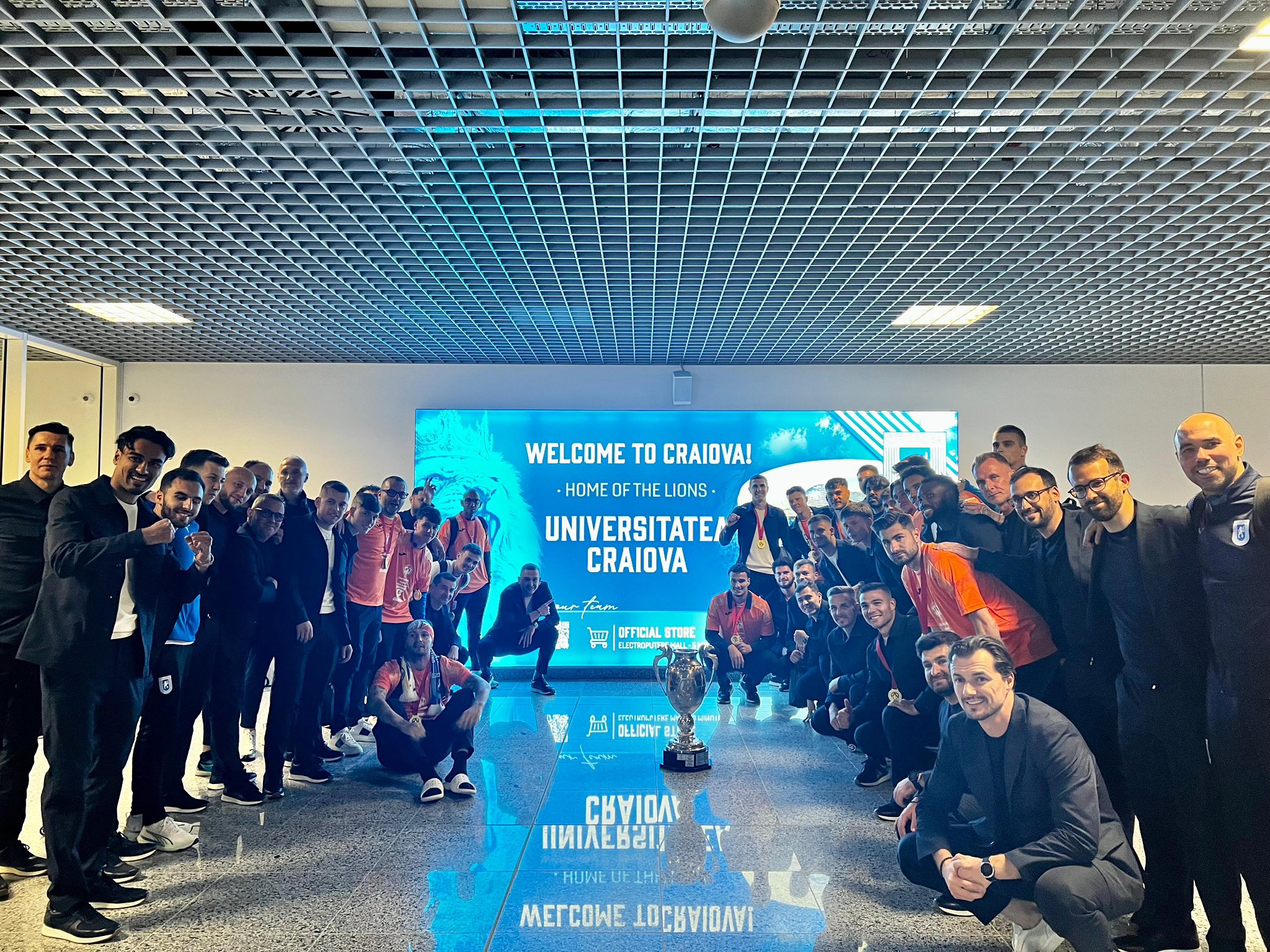 Imagine Stire Cupa României a ajuns la Craiova! Imagini din aeroport + Vasile Mogoș, DJ-ul oltenilor | 2review.ro