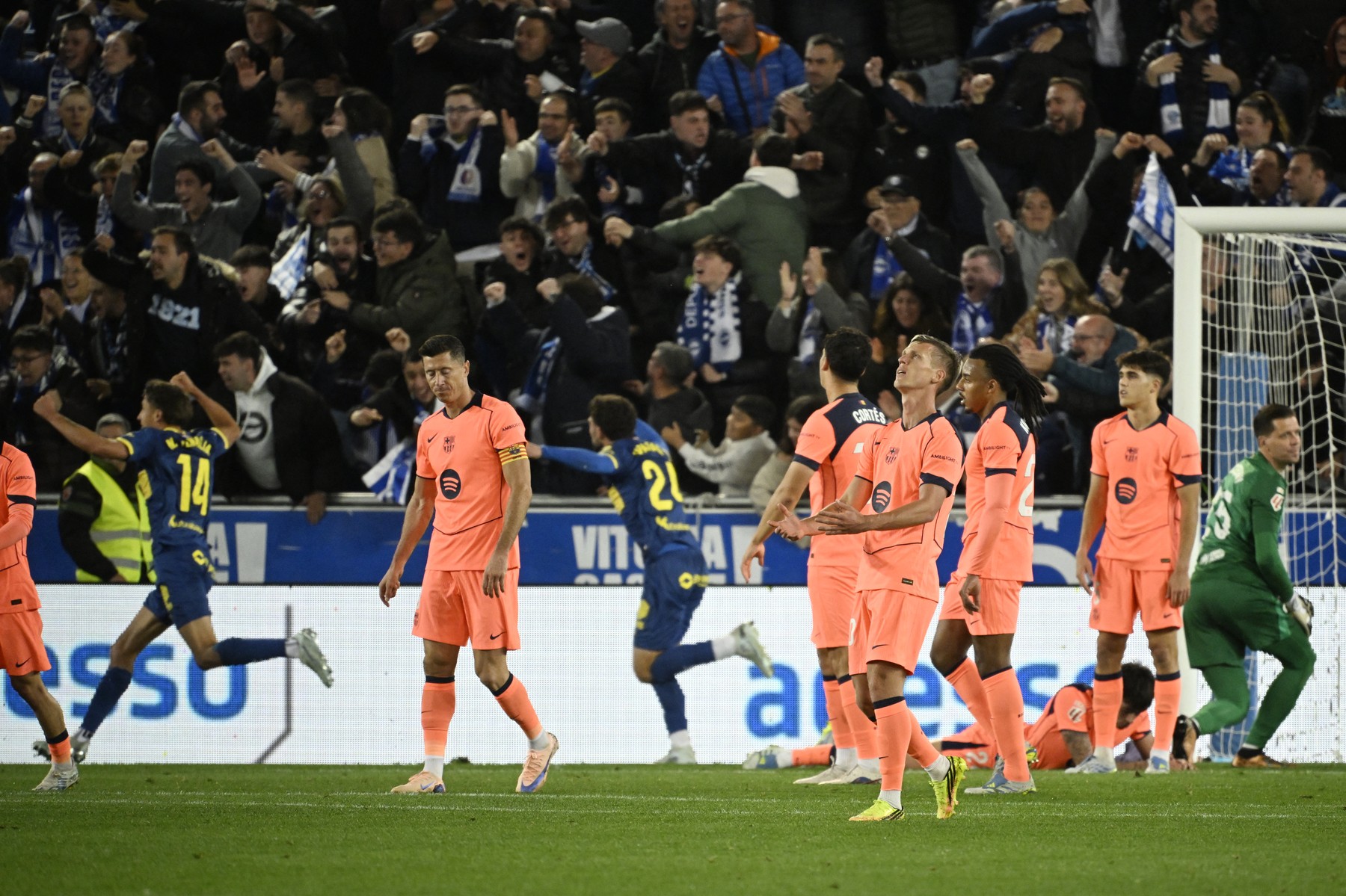 Imagine Stire Alaves - Barcelona 1-0. Surpriză în La Liga: catalanii au pierdut primul meci, după ce au câștigat titlul în La Liga | 2review.ro