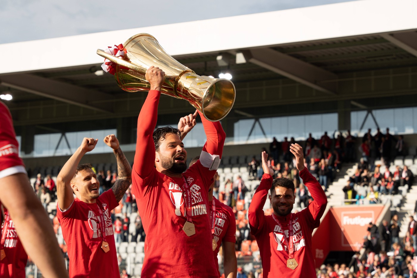 Au ridicat trofeul de campioni, după un neverosimil 3-8 în fața propriilor fani