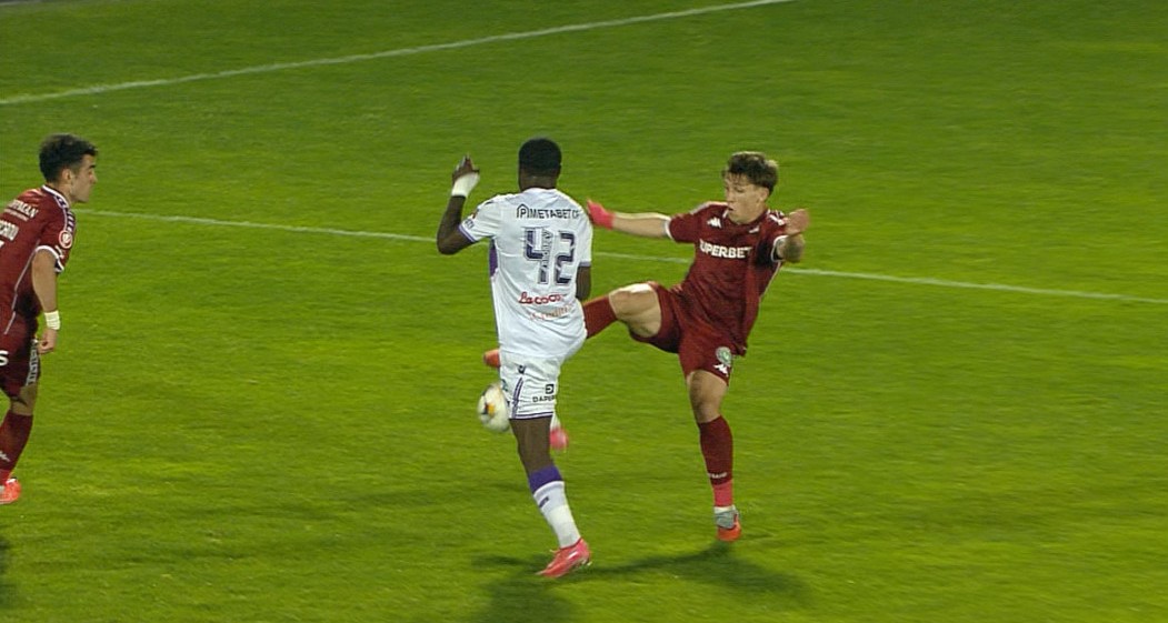 Imagine Stire Final de necrezut la Mioveni! Un penalty ratat în minutul 90+11 a decis partida dintre FC Argeș și Rapid | 2review.ro