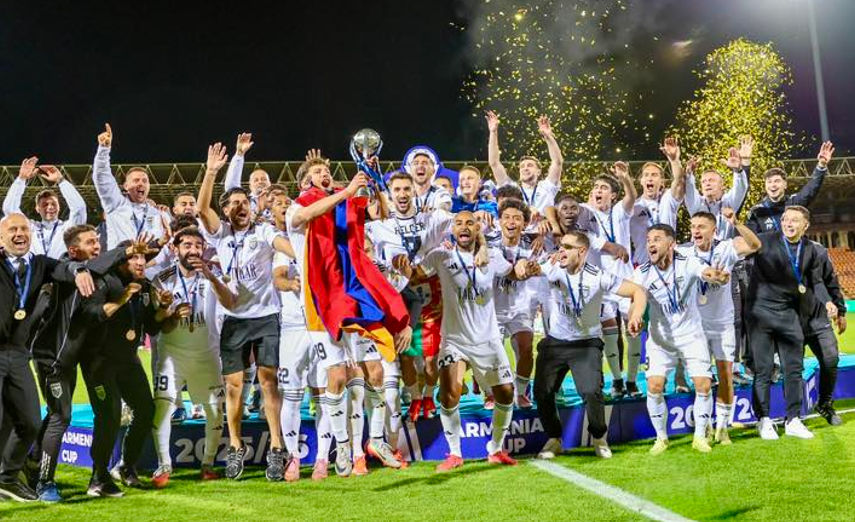 Imagine Stire Lovitura carierei pentru Vali Costache! A plecat de 3 luni din SuperLigă și a câștigat deja două trofee | 2review.ro