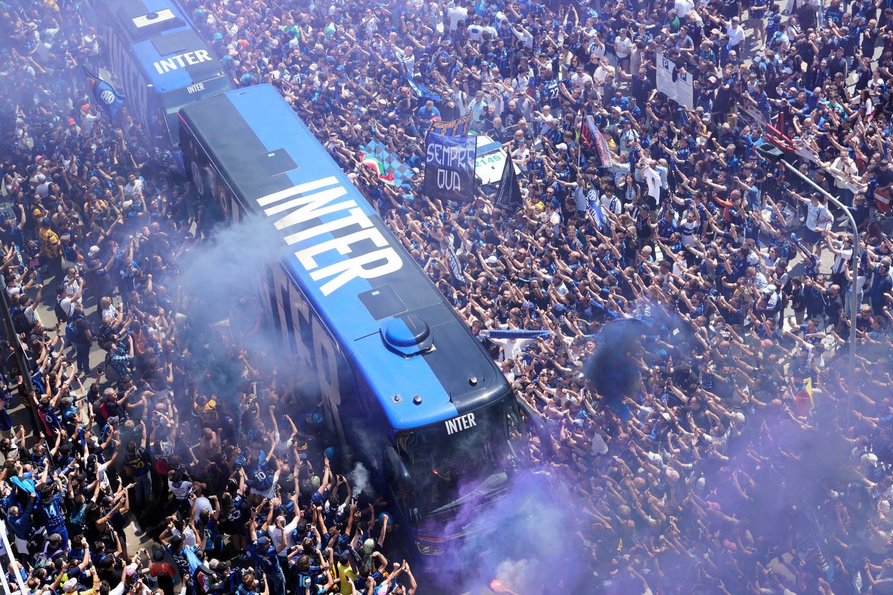Imagine Stire Cristi Chivu, în zi de sărbătoare! Imagini spectaculoase cu miile de fani care au blocat autocarul lui Inter | 2review.ro