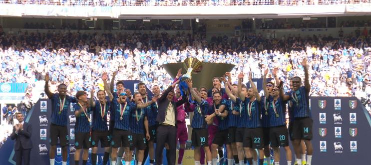 Imagine Stire Inter - Verona 1-1. Cristi Chivu a ridicat trofeul de campion al Italiei! Toate rezultatele etapei a 37-a din Serie A | 2review.ro