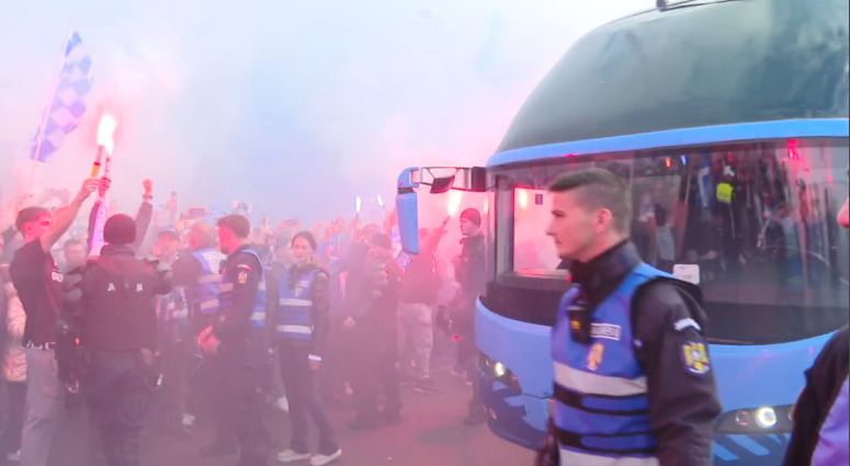 Imagine Stire Nebunie la Craiova! Mii de oameni au așteptat autocarul oltenilor cu torțe și fumigene | 2review.ro