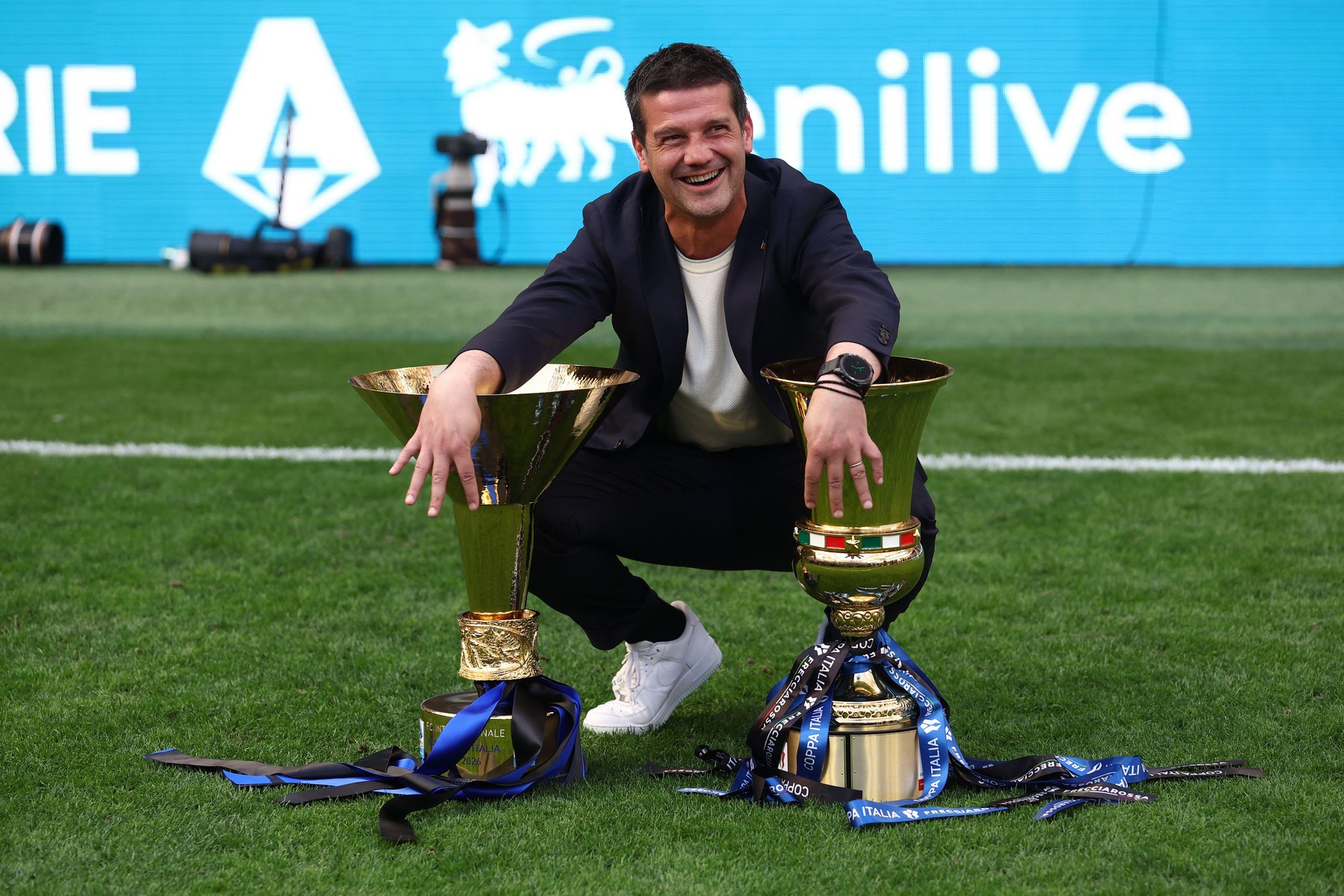 Imagine Stire Cristi Chivu i-a lăsat fără cuvinte pe italieni, după festivitatea de premiere: ”M-au tras și m-au împins. Eu nu am vrut” | 2review.ro
