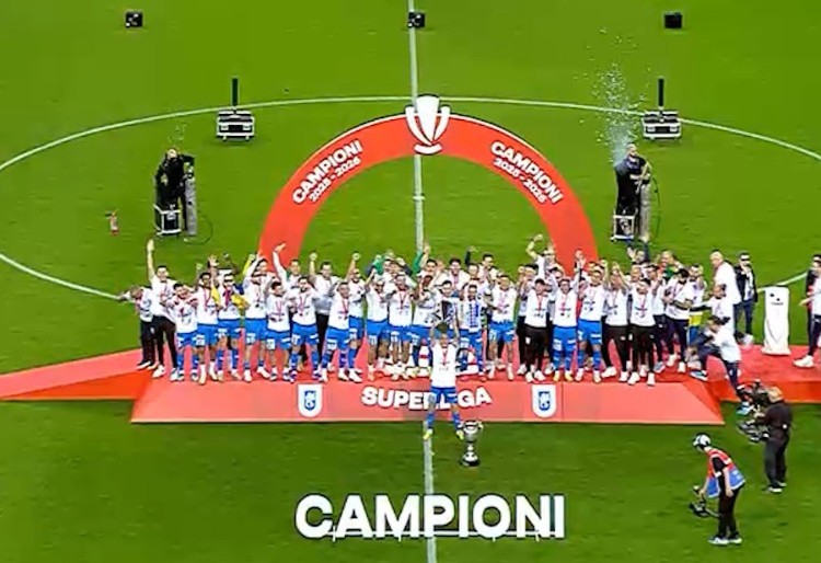 Imagine Stire Sărbătoare la Craiova! Oltenii au ridicat trofeul SuperLigii | 2review.ro