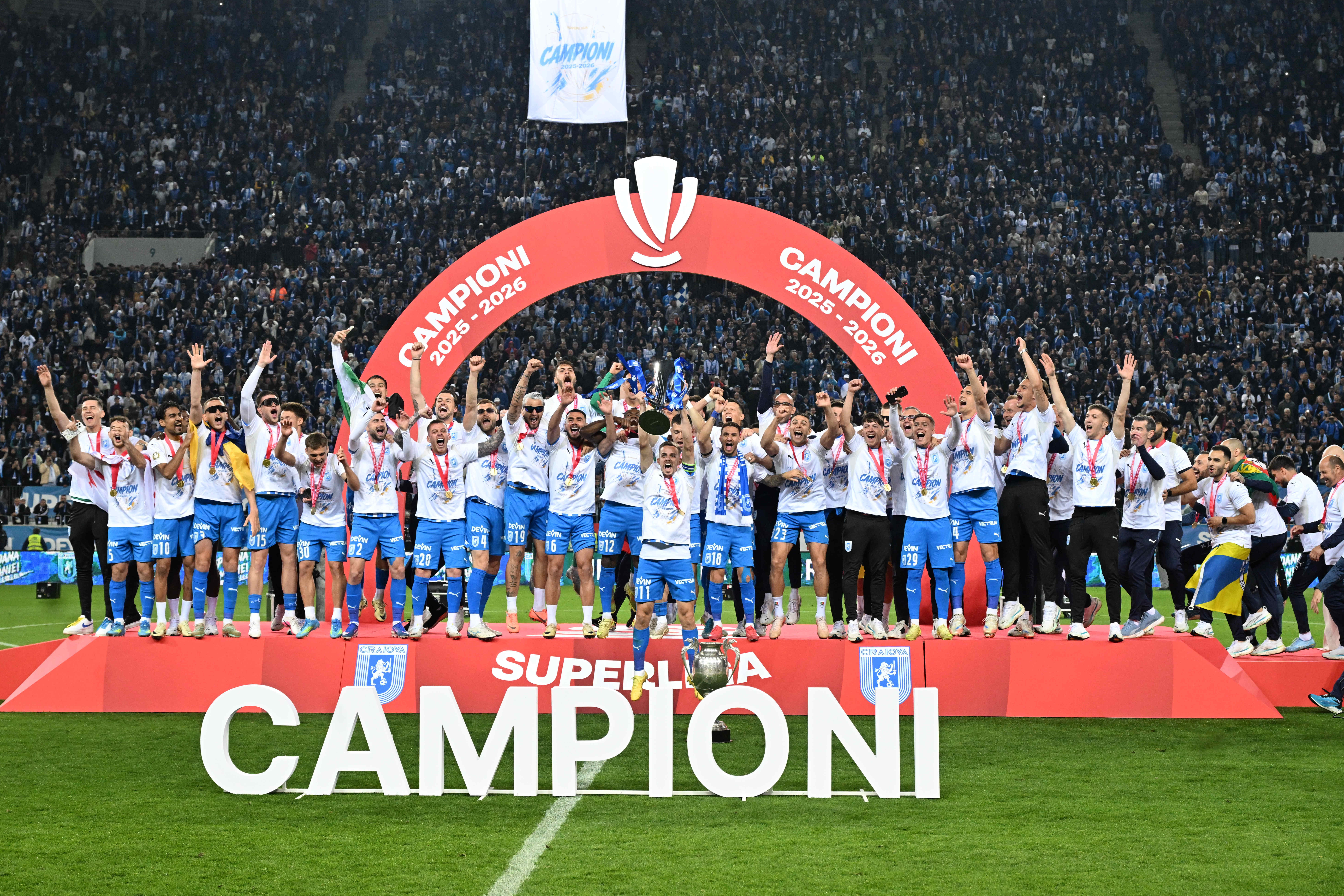 Imagine Stire Sărbătoare la Craiova! Oltenii au ridicat trofeul SuperLigii | 2review.ro