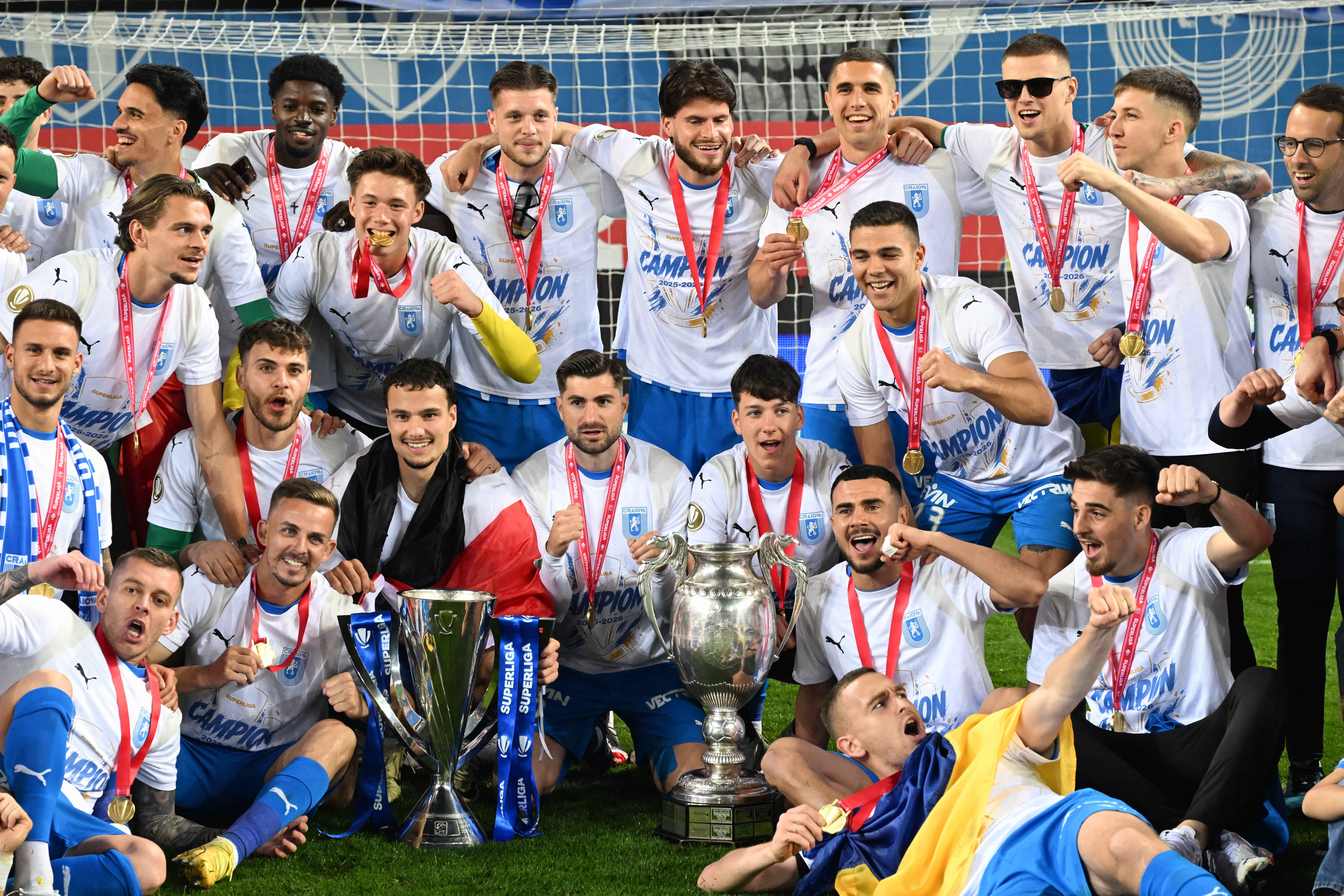 Imagine Stire Jackpot! Câți bani ia fiecare jucător de la Universitatea Craiova, după titlul câștigat | 2review.ro