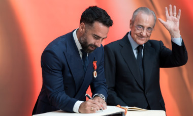 Ayuso presents the Gold Medal of the Regional Administration to Real Madrid footballer Daniel Carvajal