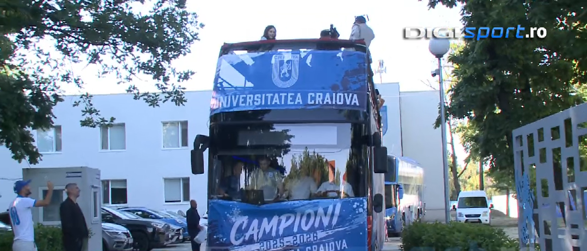 Imagine Stire Universitatea Craiova a dat drumul la sărbătoare! Cum au fost surprinși jucătorii în drumul spre paradă | 2review.ro