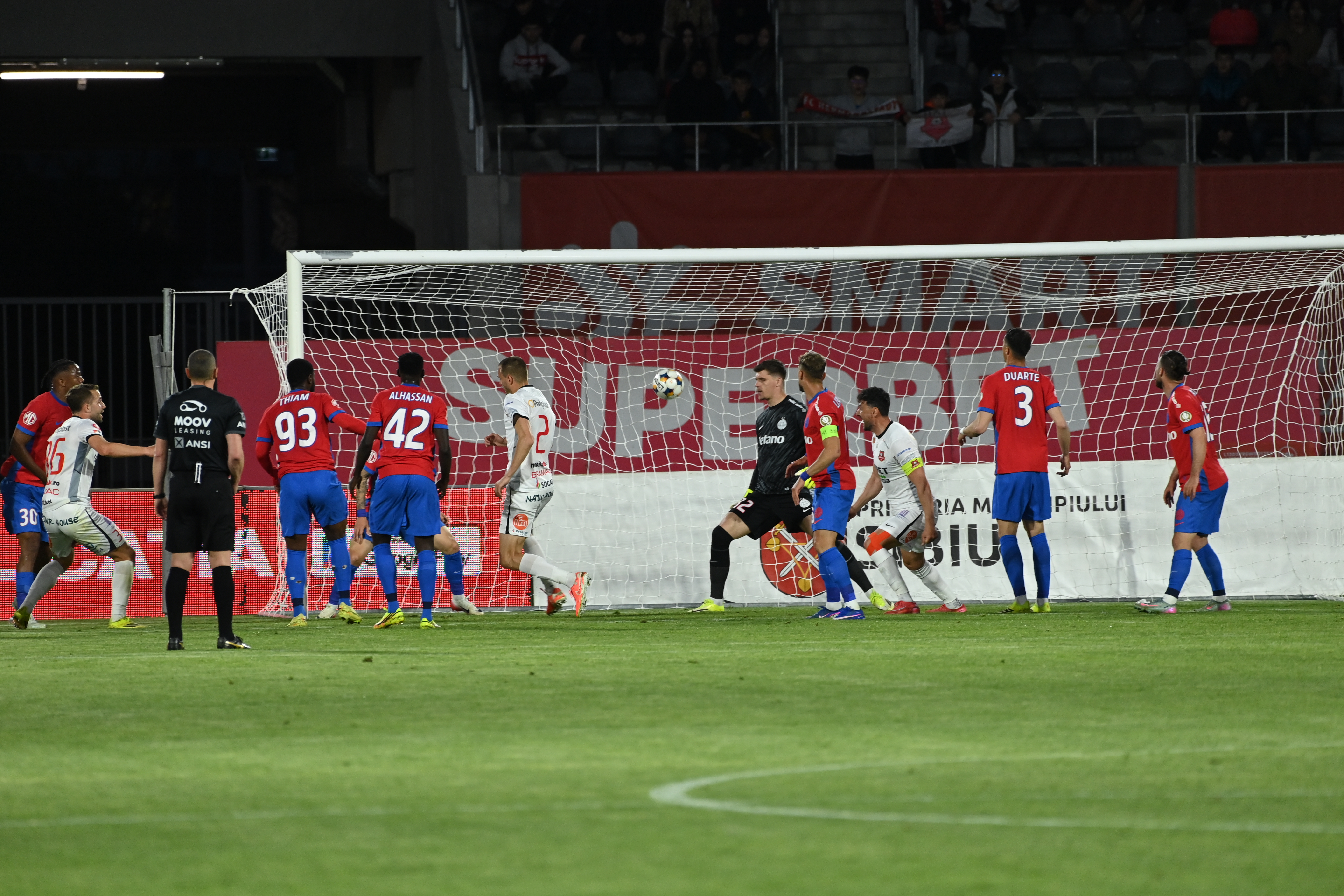 Imagine Stire Hermannstadt - FCSB 2-0. Sibienii merg la baraj, roș-albaștrii s-au făcut din nou de râs și Europa pare departe | 2review.ro
