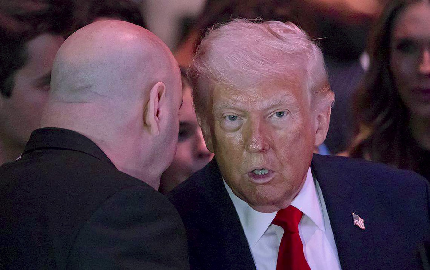 Imagine Stire Donald Trump i-a șoptit câteva cuvinte la ureche și nu i-a venit să creadă ce i s-a întâmplat după două zile | 2review.ro