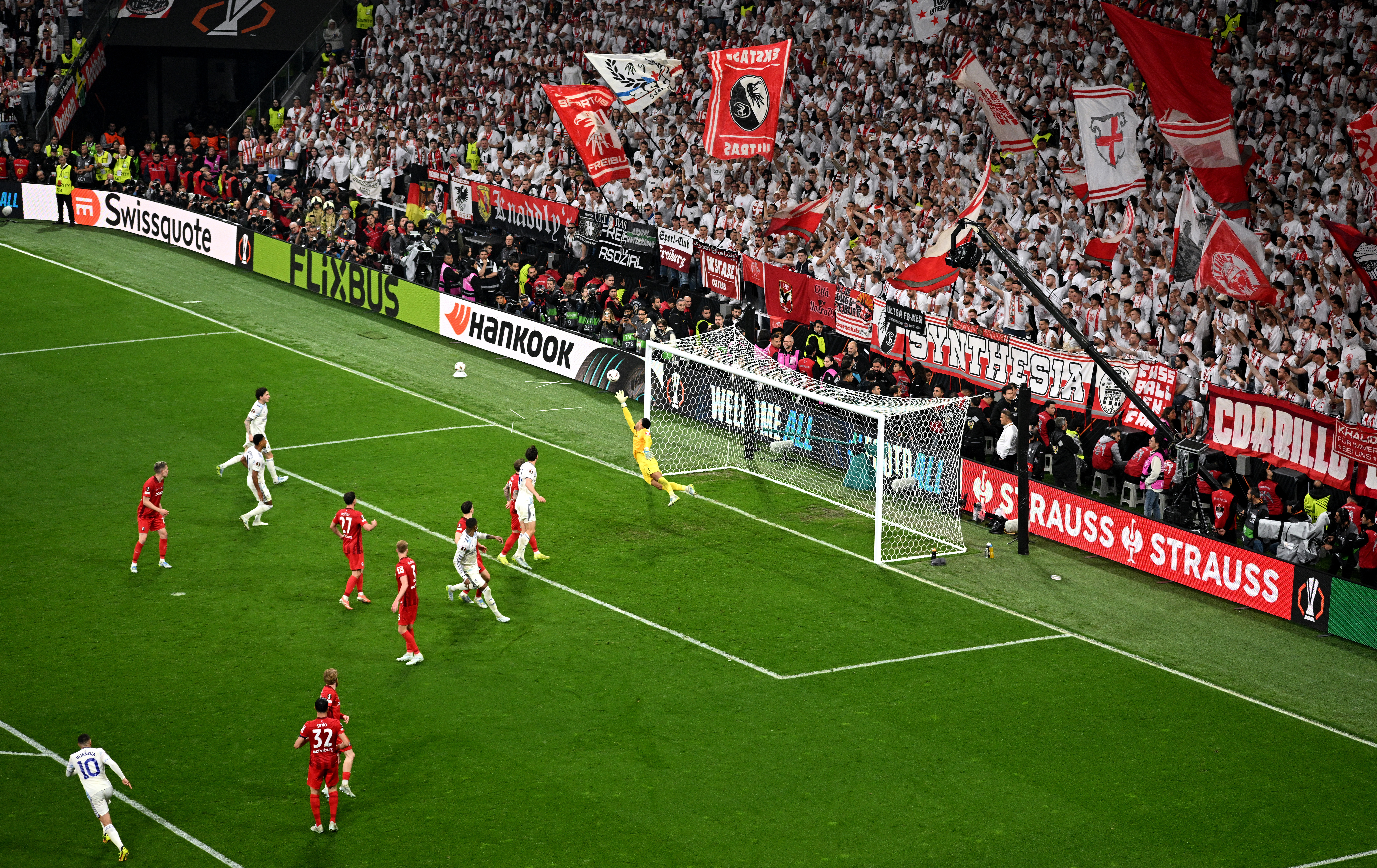 Imagine Stire ”Două goluri teribile” în prima repriză din Freiburg - Aston Villa, finala UEL: ”Și Messi ar fi invidios” | 2review.ro