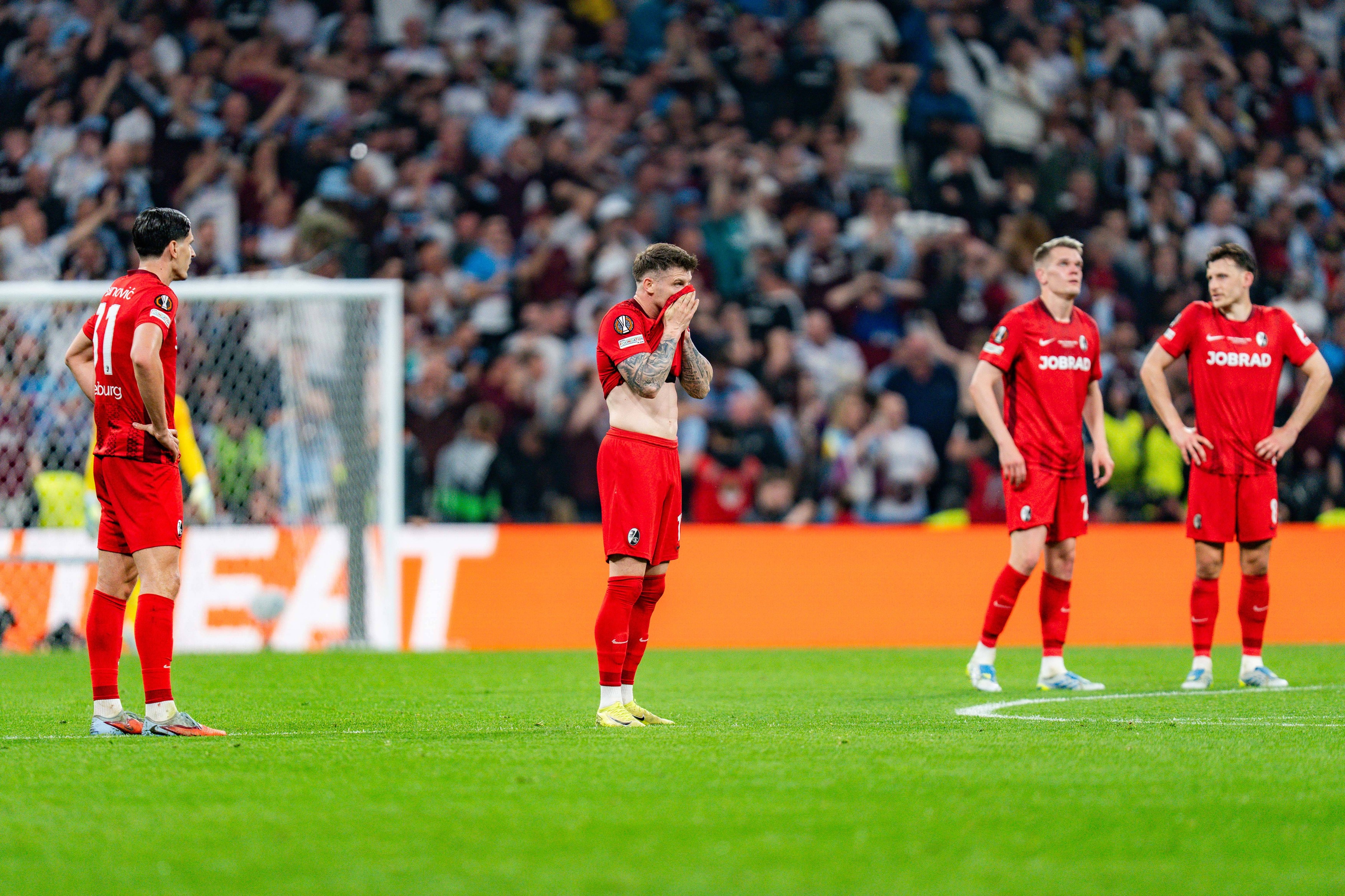 Imagine Stire ”Spulberat”! Prima reacție a nemților, după ce Freiburg a fost ”demolată” de Aston Villa în finala Europa League | 2review.ro