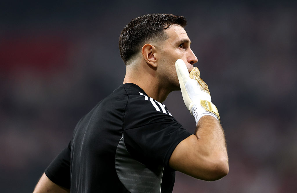 Imagine Stire Emiliano Martinez s-a prăbușit pe gazon, după finala Europa League! Nebunia care a urmat la Istanbul | 2review.ro