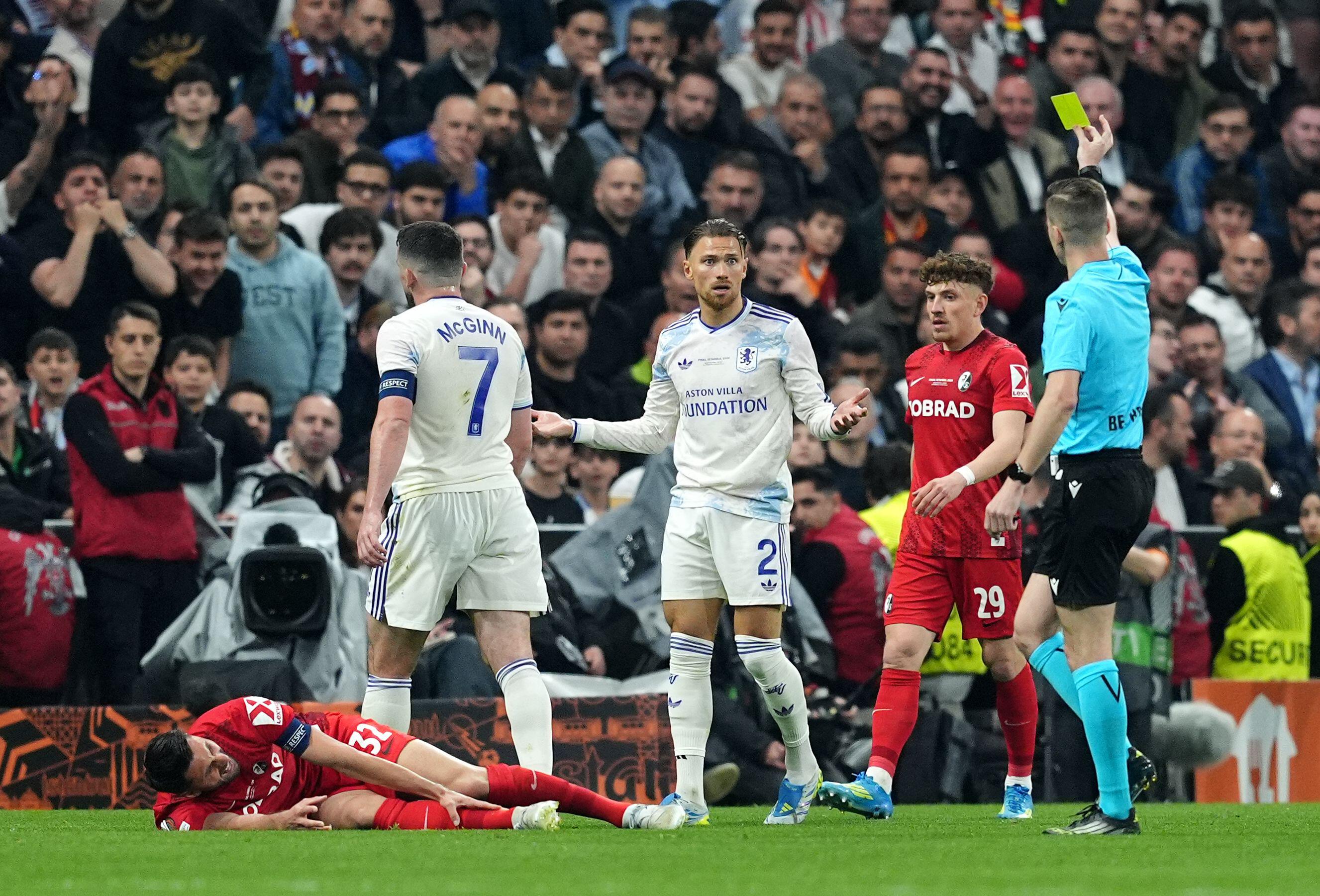 Imagine Stire A venit verdictul: roșu direct! Momentul care putea schimba finala UEFA Europa League, Freiburg - Aston Villa 0-3 | 2review.ro