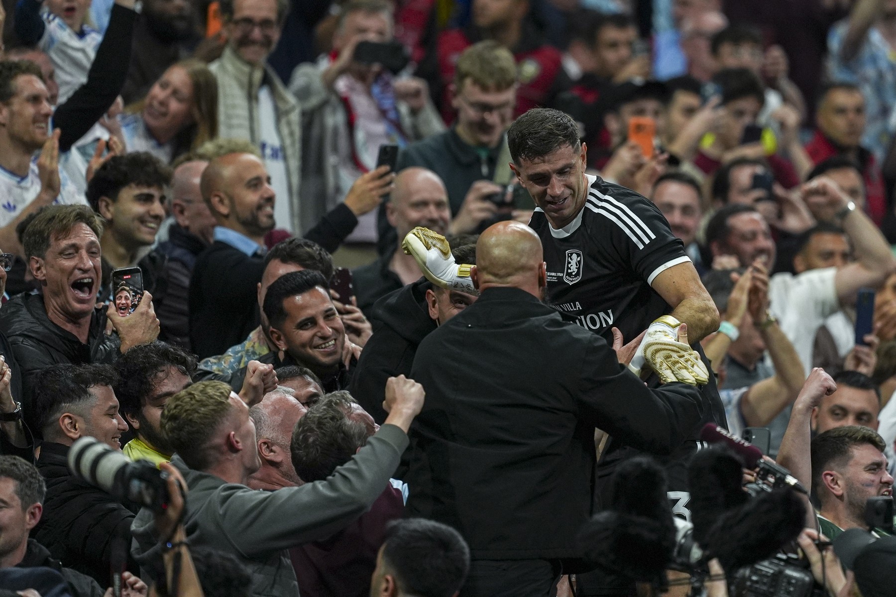 A apărat în finală cu degetul rupt și tot a câștigat Europa League: ”Să îmi fac griji?”