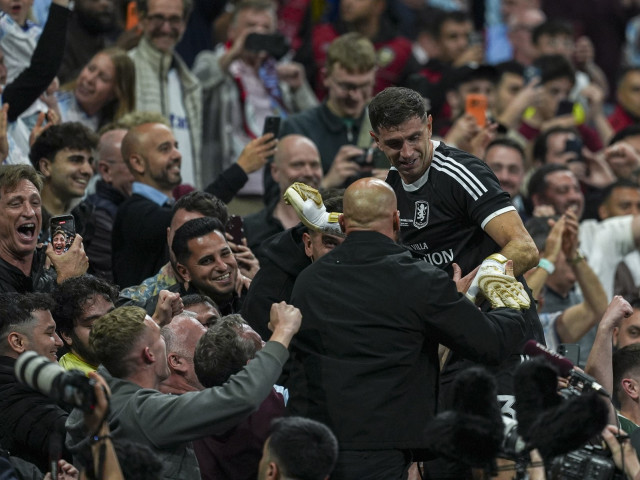 Emiliano Martinez câștigă Europa League cu degetul rupt