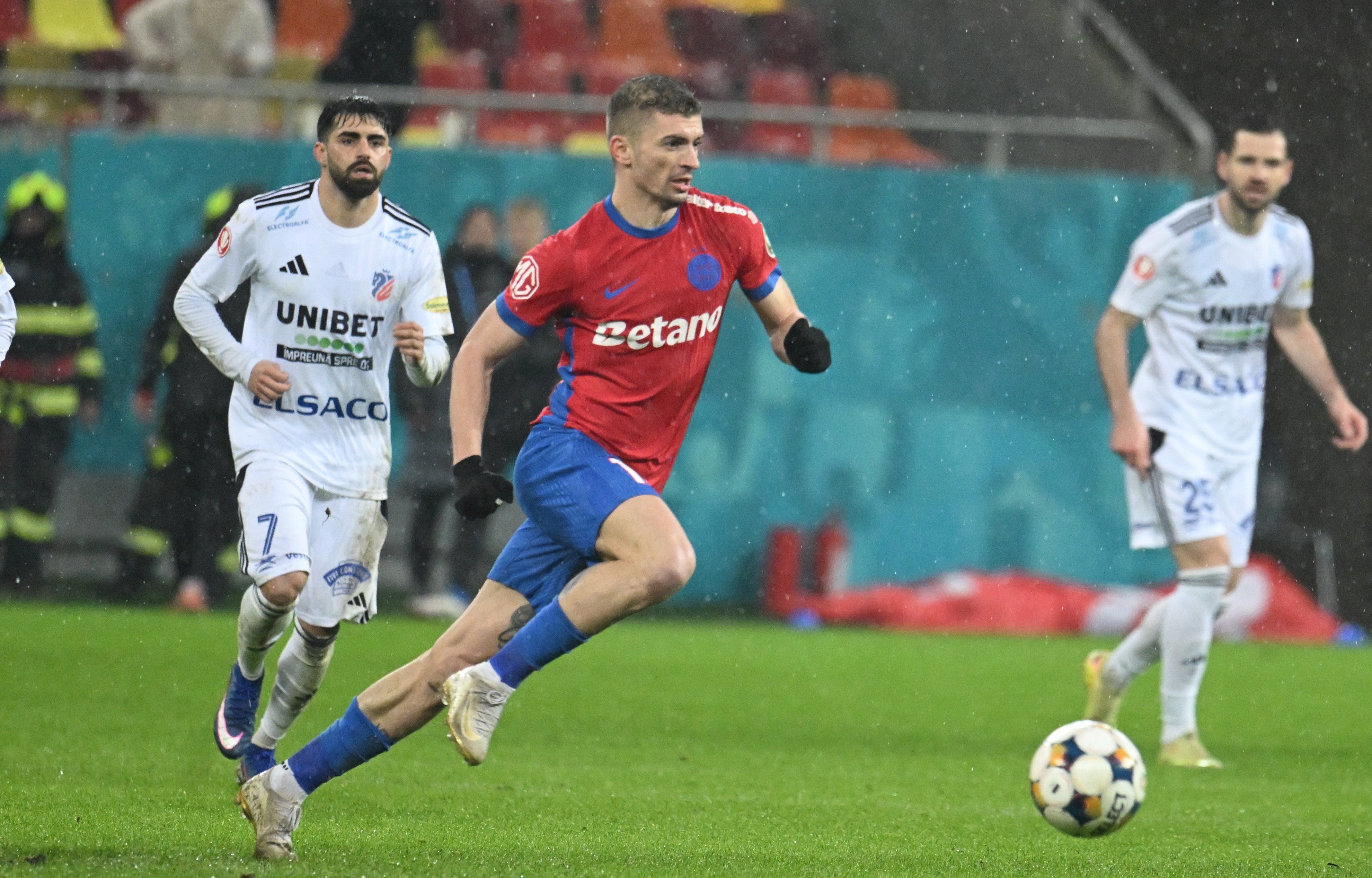 Imagine Stire Oferte pentru doi jucători chiar înainte de FCSB - FC Botoșani, pentru Conference League: una e din Polonia! | 2review.ro